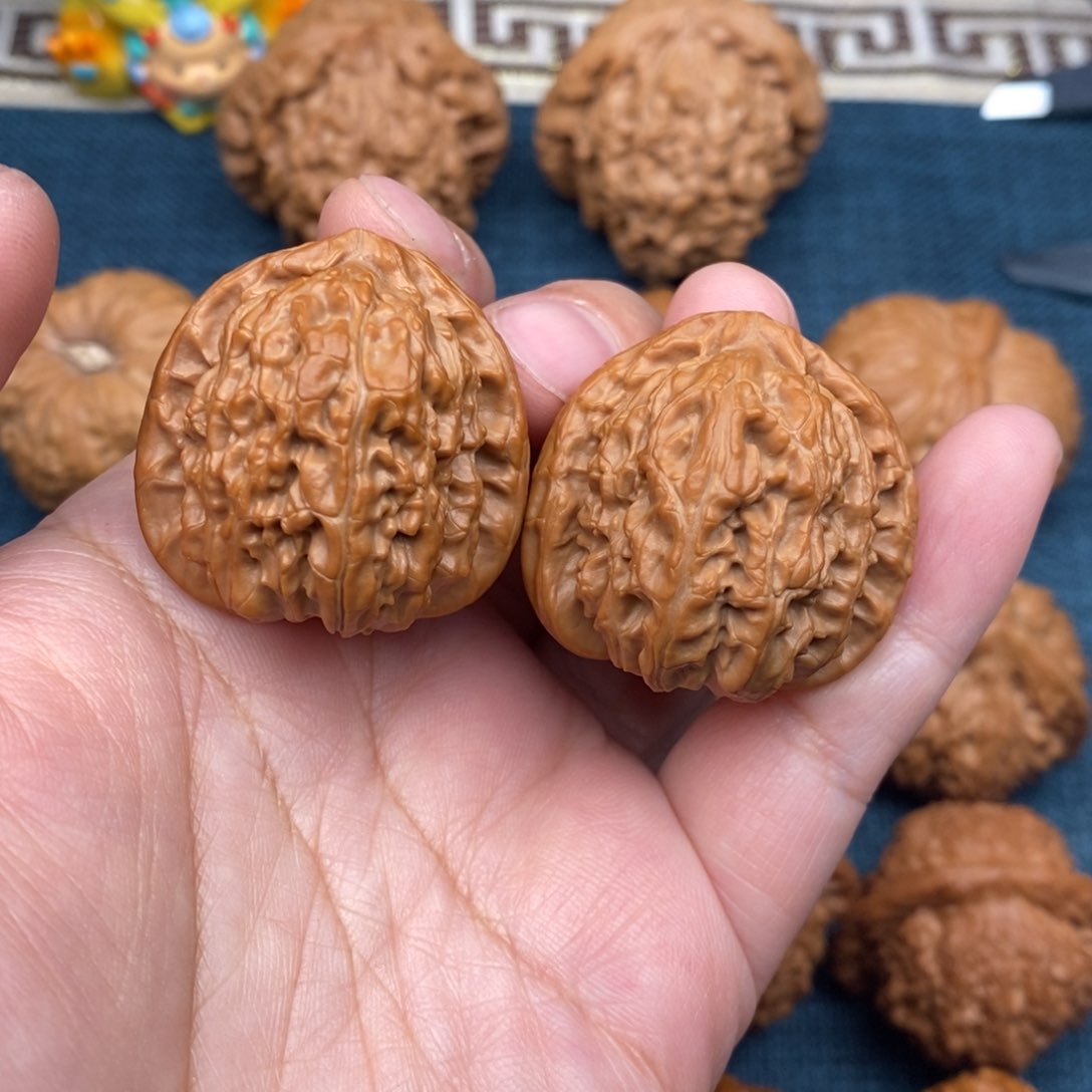 文玩核桃把件33.8精品老树三角白全品