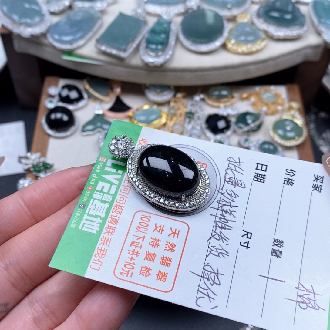 翡翠颈饰未镶嵌翡翠