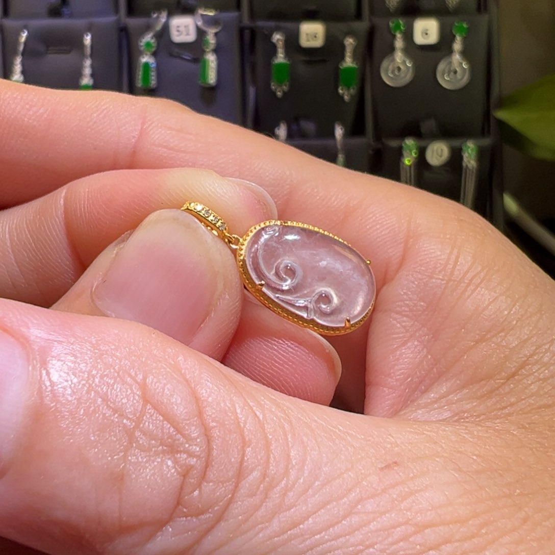 翡翠18K金镶嵌颈饰吊坠