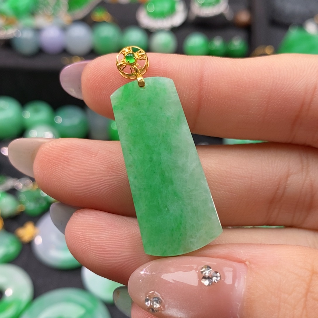 翡翠颈饰18K金镶嵌翡翠