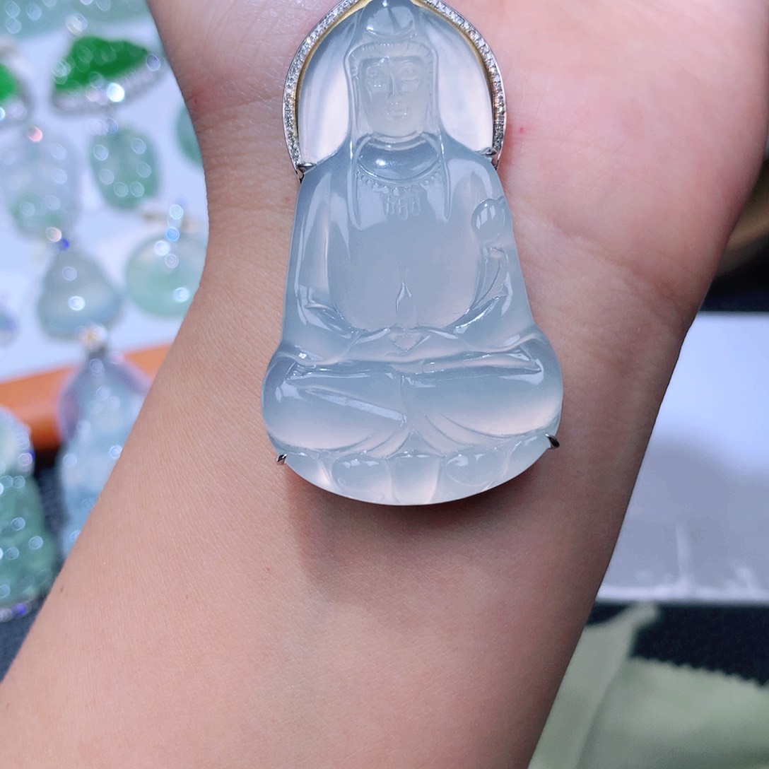 翡翠18K金镶嵌颈饰素衣