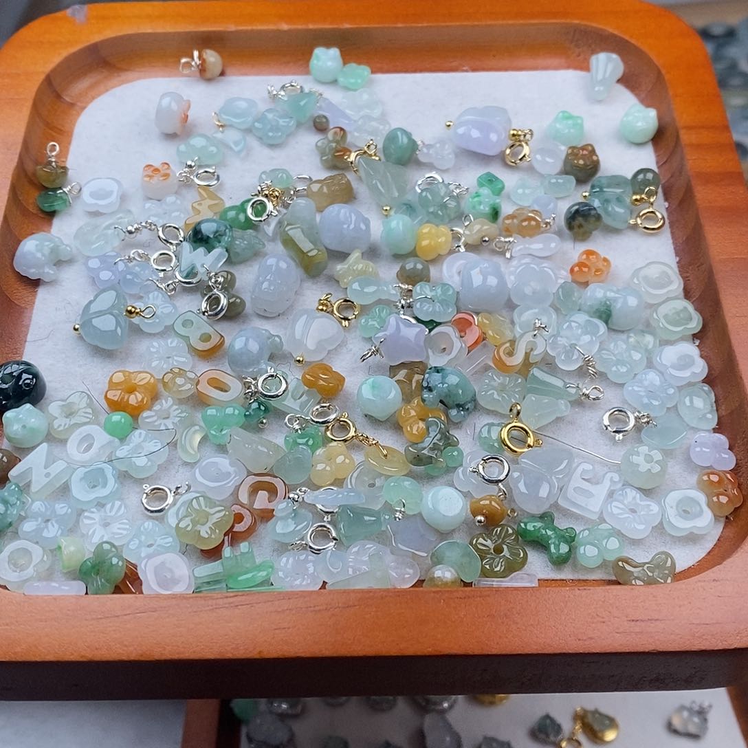 翡翠颈饰未镶嵌小提溜1个