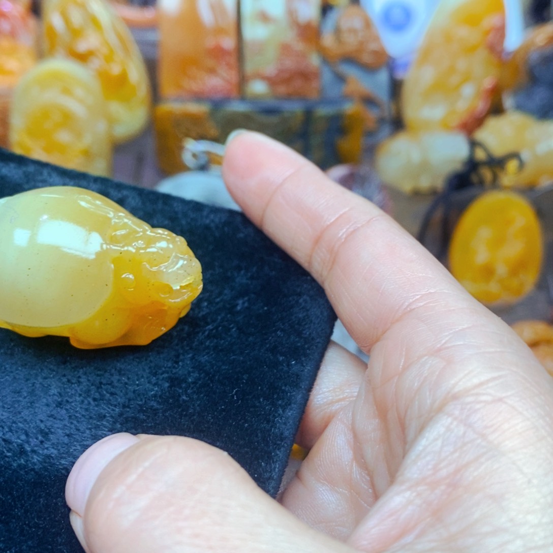 未镶嵌石英质玉（黄龙玉）颈饰