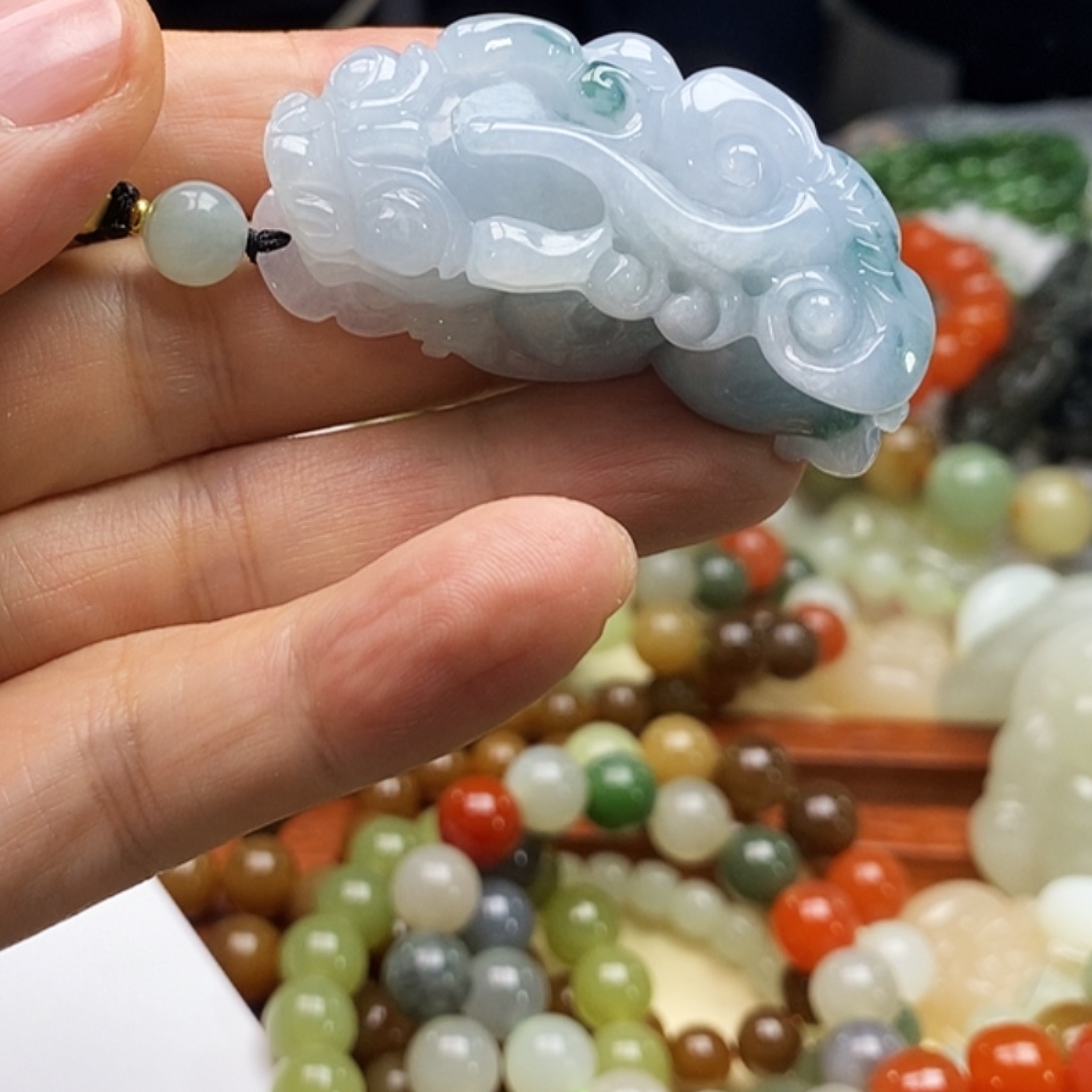 莫***凡翡翠未镶嵌颈饰翡翠