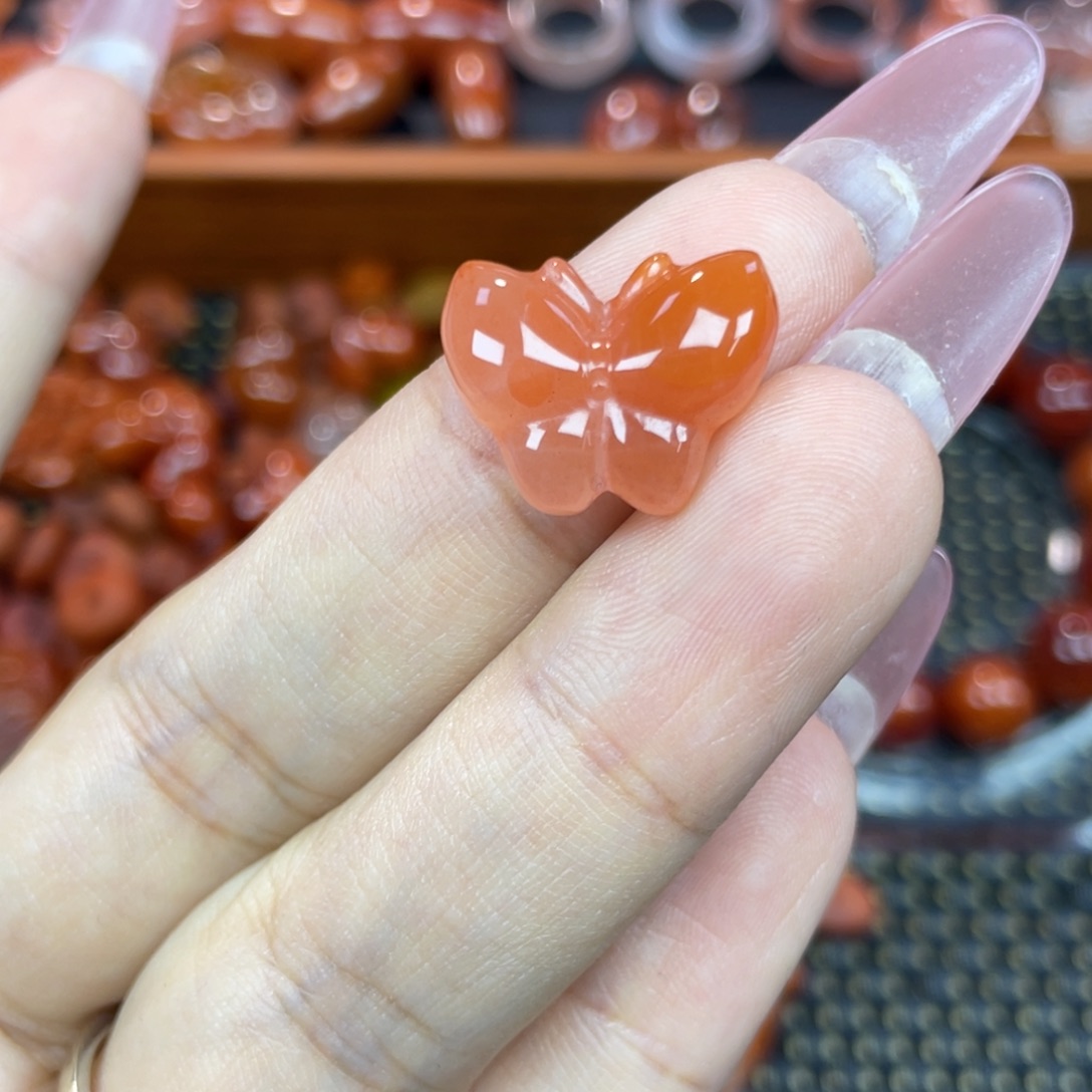 南红玛瑙未镶嵌颈饰蝴蝶