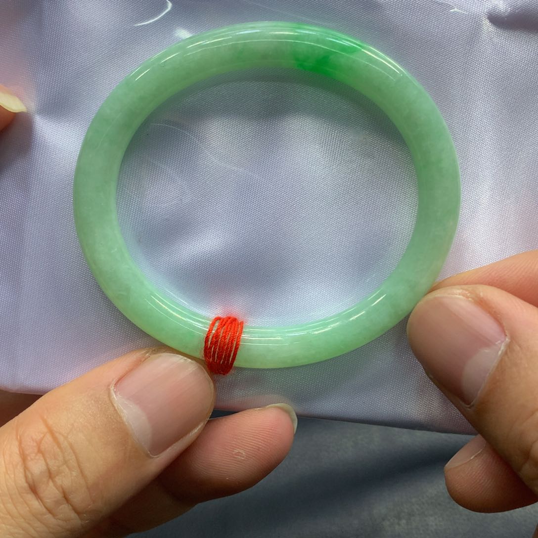 翡翠手镯未镶嵌翡翠手镯