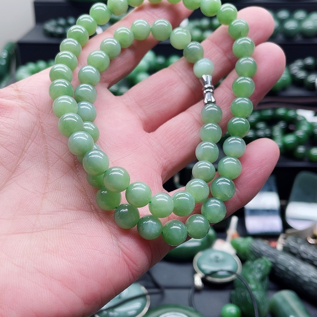 分***者和田玉（碧玉）未镶嵌颈饰