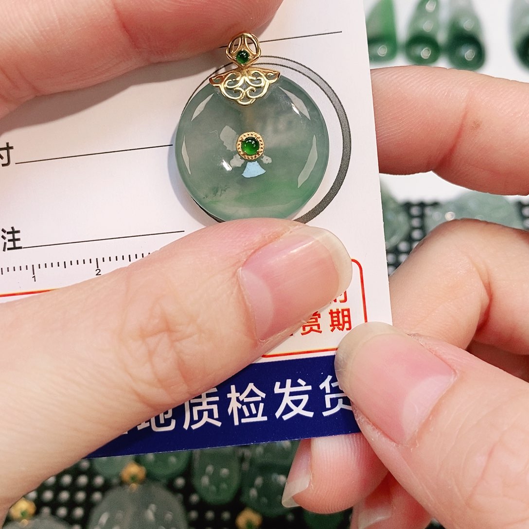 翡翠颈饰18K金镶嵌吊坠