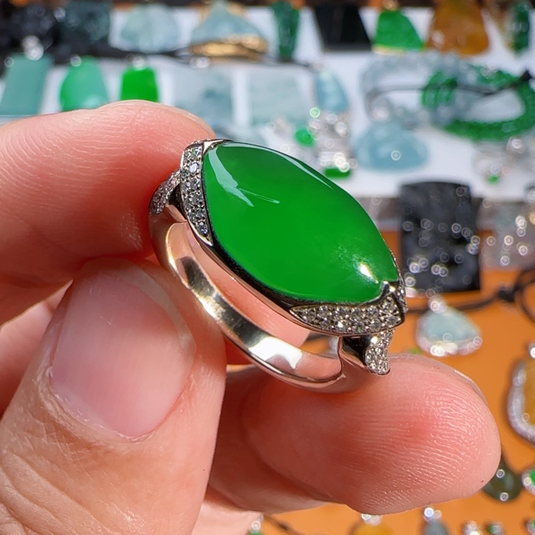 翡翠18K金镶嵌戒指冰绿随形戒指