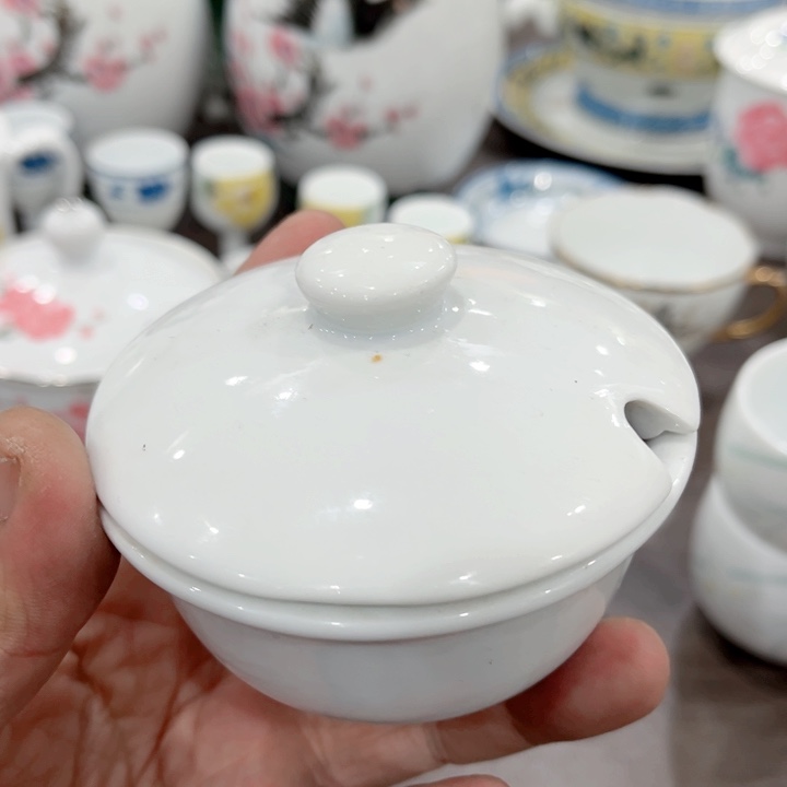 壶釉下五彩的瓷器在