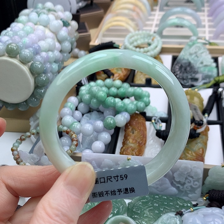 翡翠手镯未镶嵌吊坠