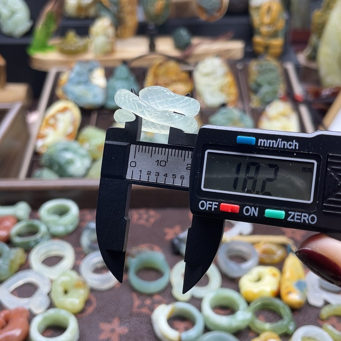 蛇纹石玉颈饰未镶嵌岫玉蛇