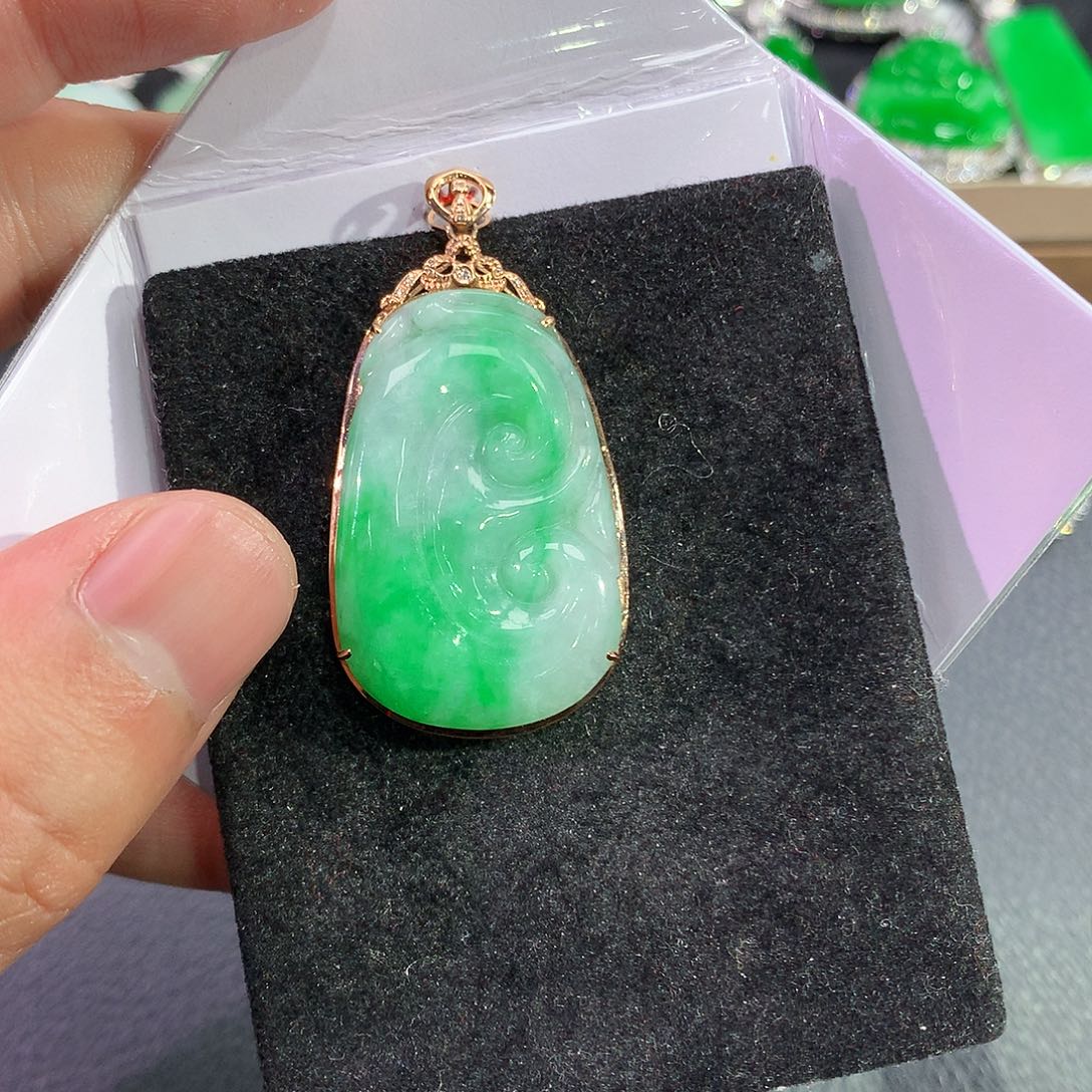 翡翠吊坠(赠链)18K金镶嵌
