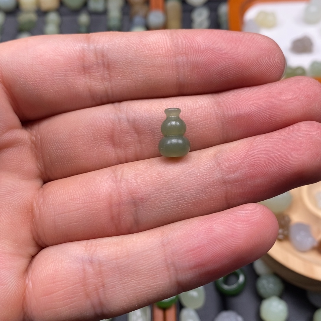 然***译和田玉未镶嵌颈饰