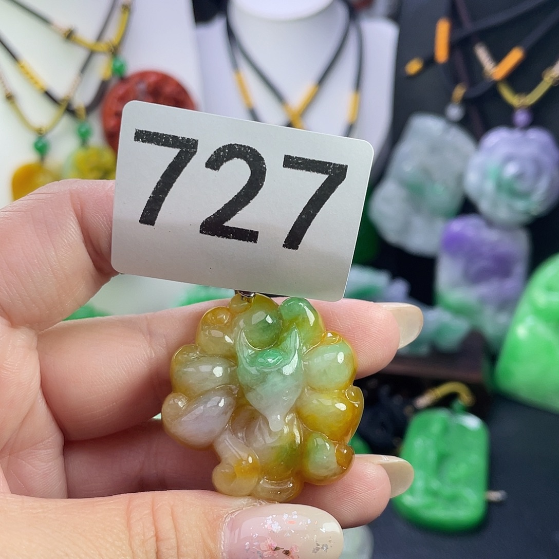 翡翠未镶嵌吊坠(赠链)