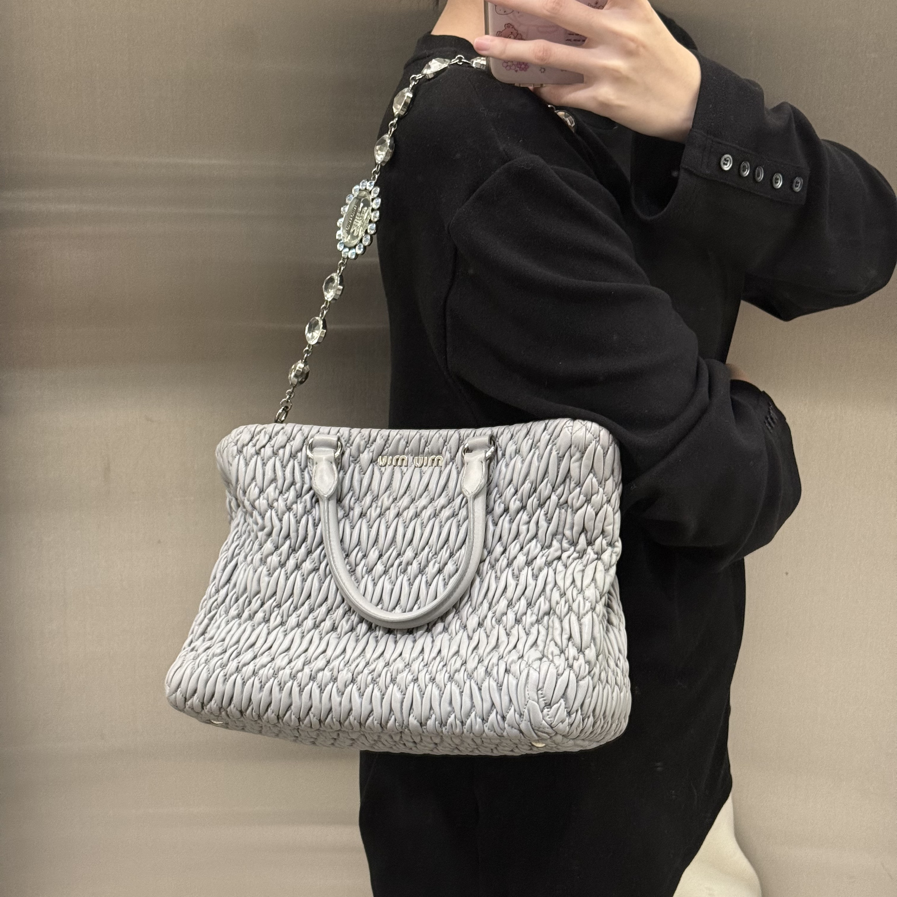 95新 MIU MIU/缪缪 miumiu银灰钻链褶皱斜挎单肩托特包