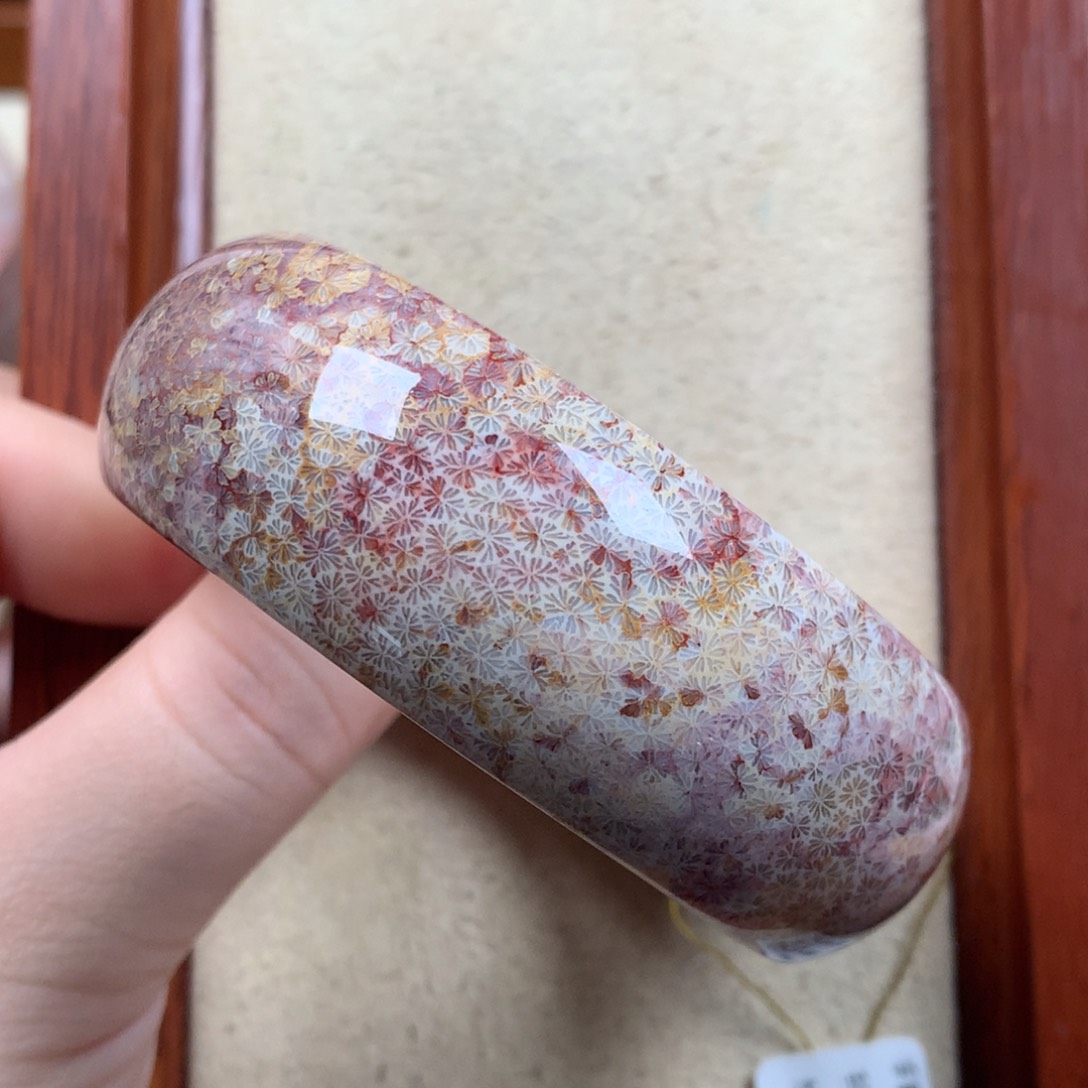 未镶嵌彩枫叶56.2圈口1500/个。03硅化珊瑚（珊瑚玉）