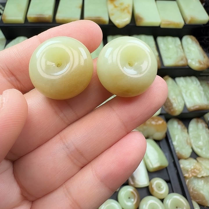 袁***袁和田玉未镶嵌颈饰