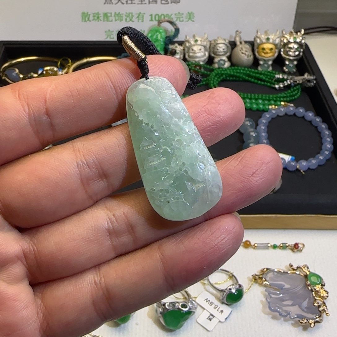 吊坠(赠链)未镶嵌翡翠困****?