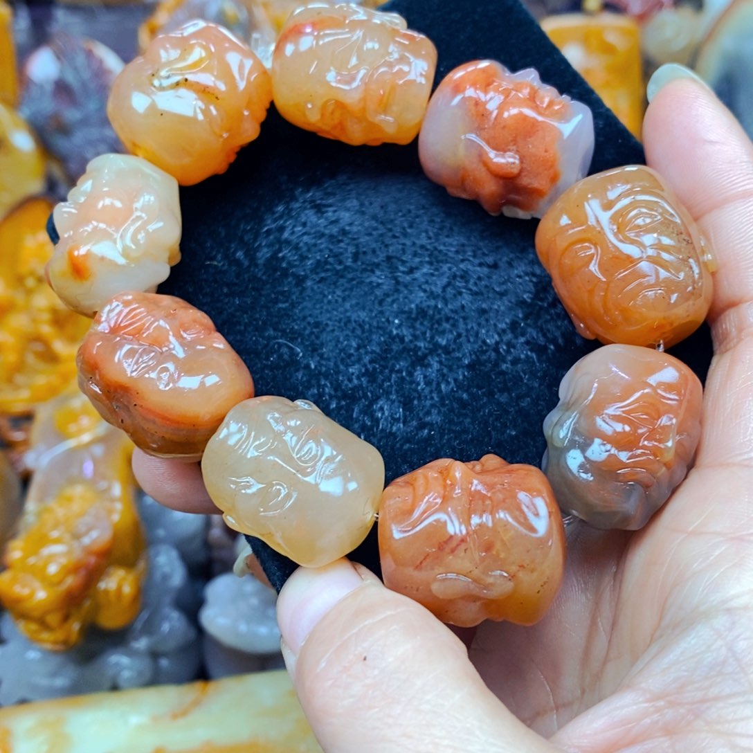 未镶嵌石英质玉（黄龙玉）颈饰