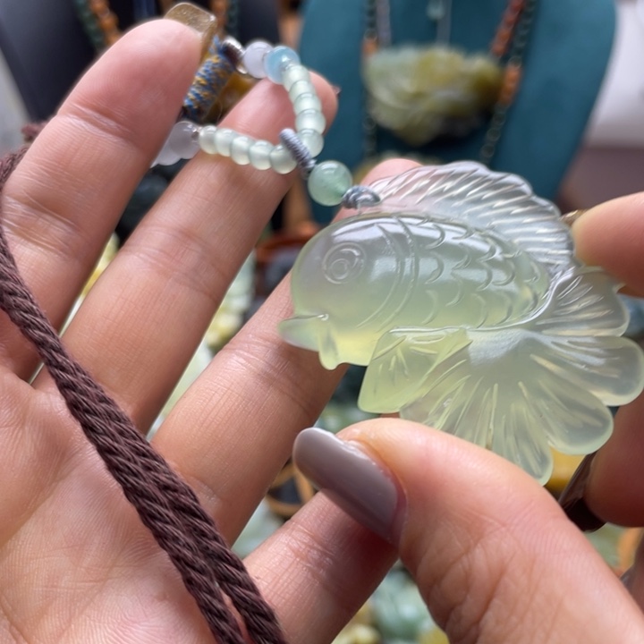 蛇纹石玉未镶嵌颈饰
