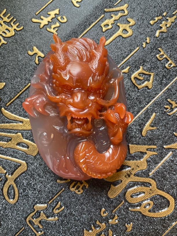 天然巴西玛瑙手工雕俏色龙牌