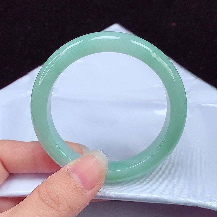 翡翠手镯未镶嵌翡翠