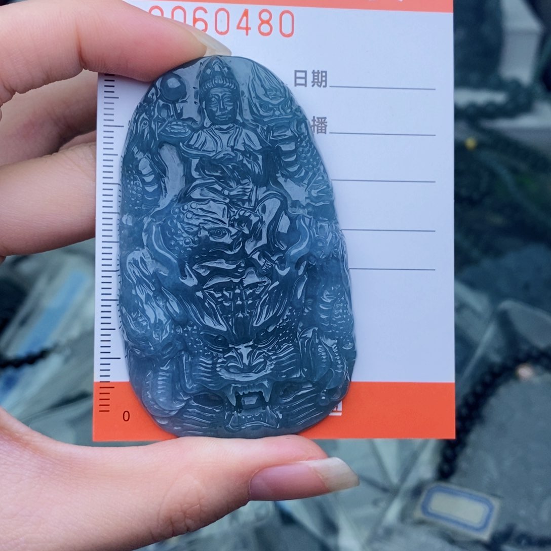 翡翠未镶嵌颈饰            