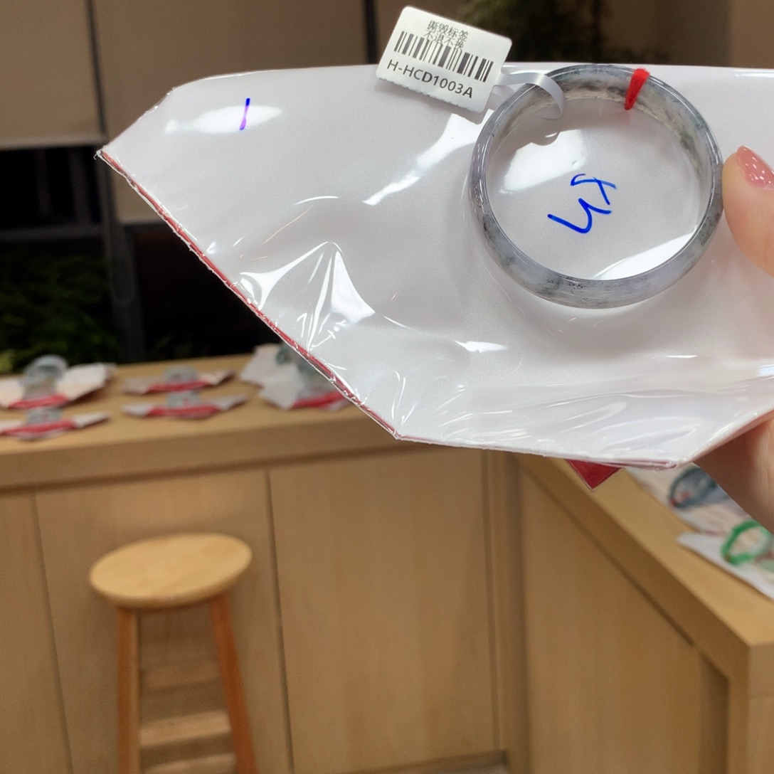 翡翠手镯未镶嵌不退不换