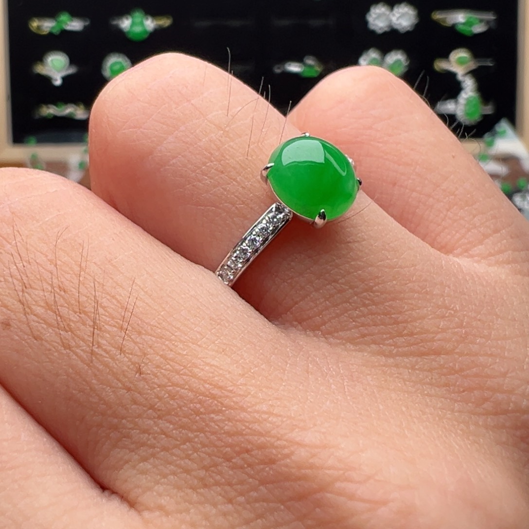 18K金镶嵌戒指翡翠蛋面7.8