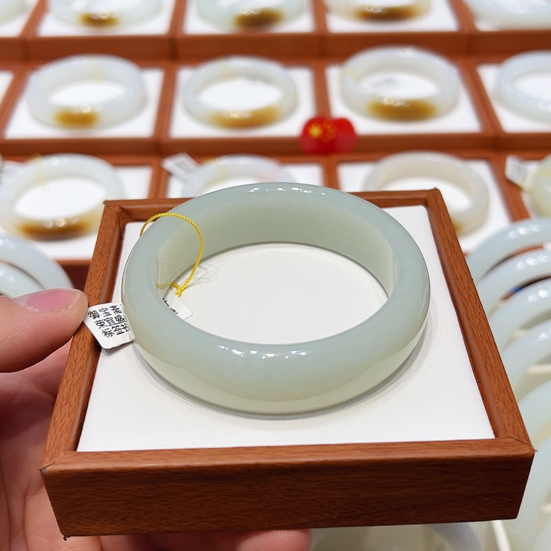 和田玉手镯未镶嵌青白玉