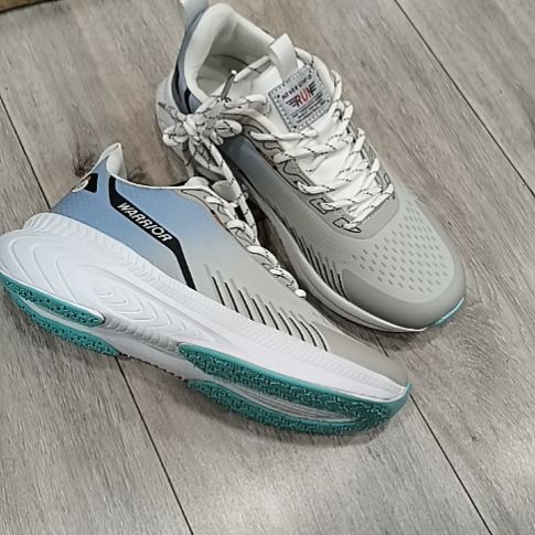 超轻底，防水。耐磨防滑运动鞋