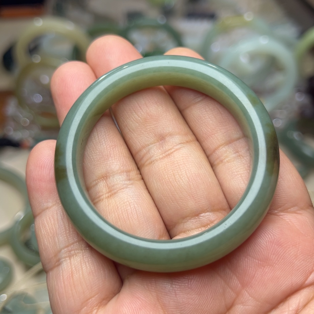 和田玉未镶嵌手镯