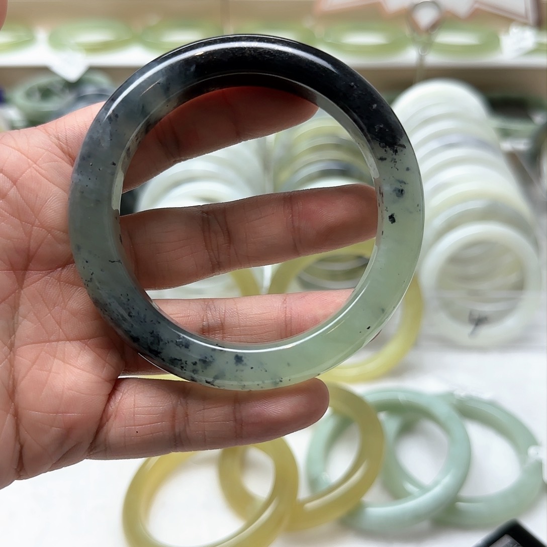 蛇纹石玉手镯未镶嵌