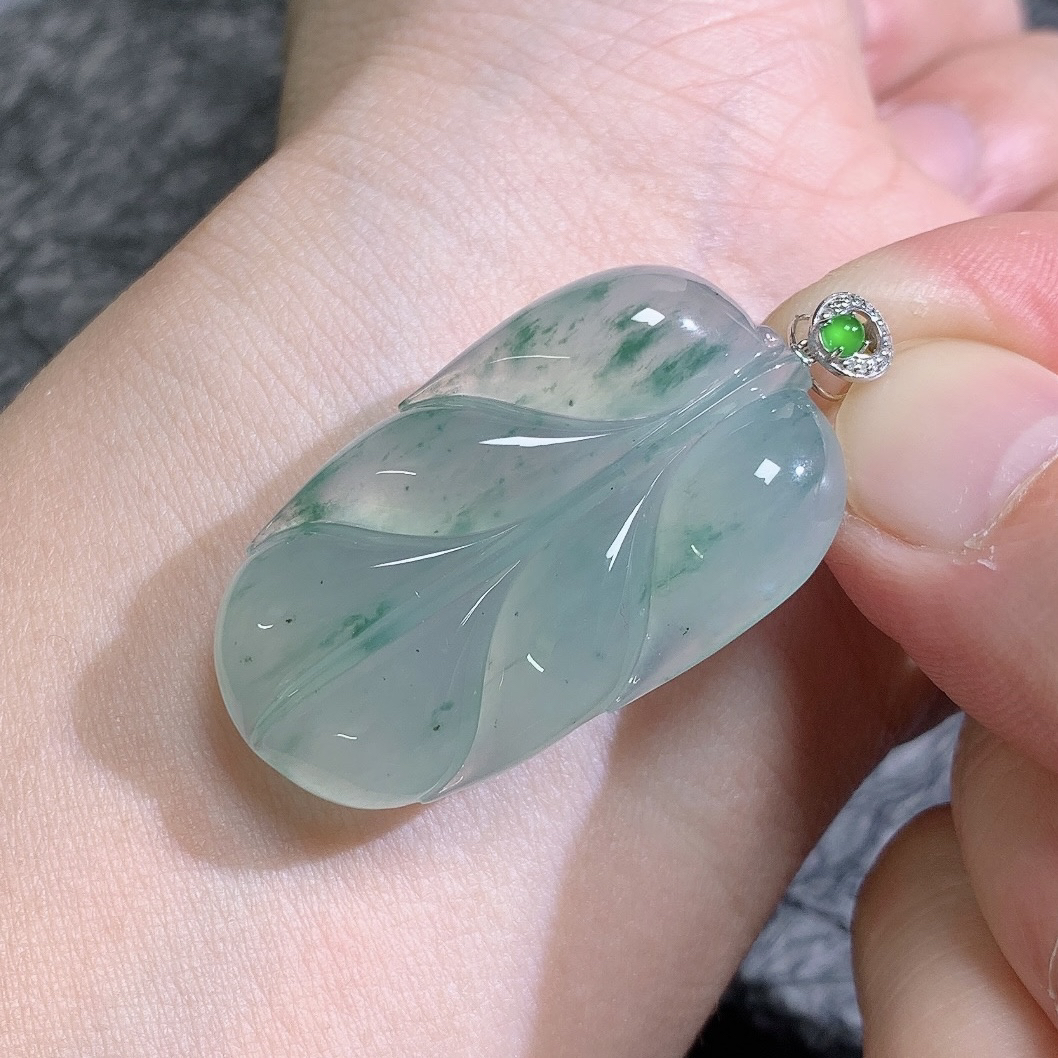 缅甸天然A货翡翠镶嵌18k金冰种胶润飘绿叶子吊坠冰透39.3×23×6.8