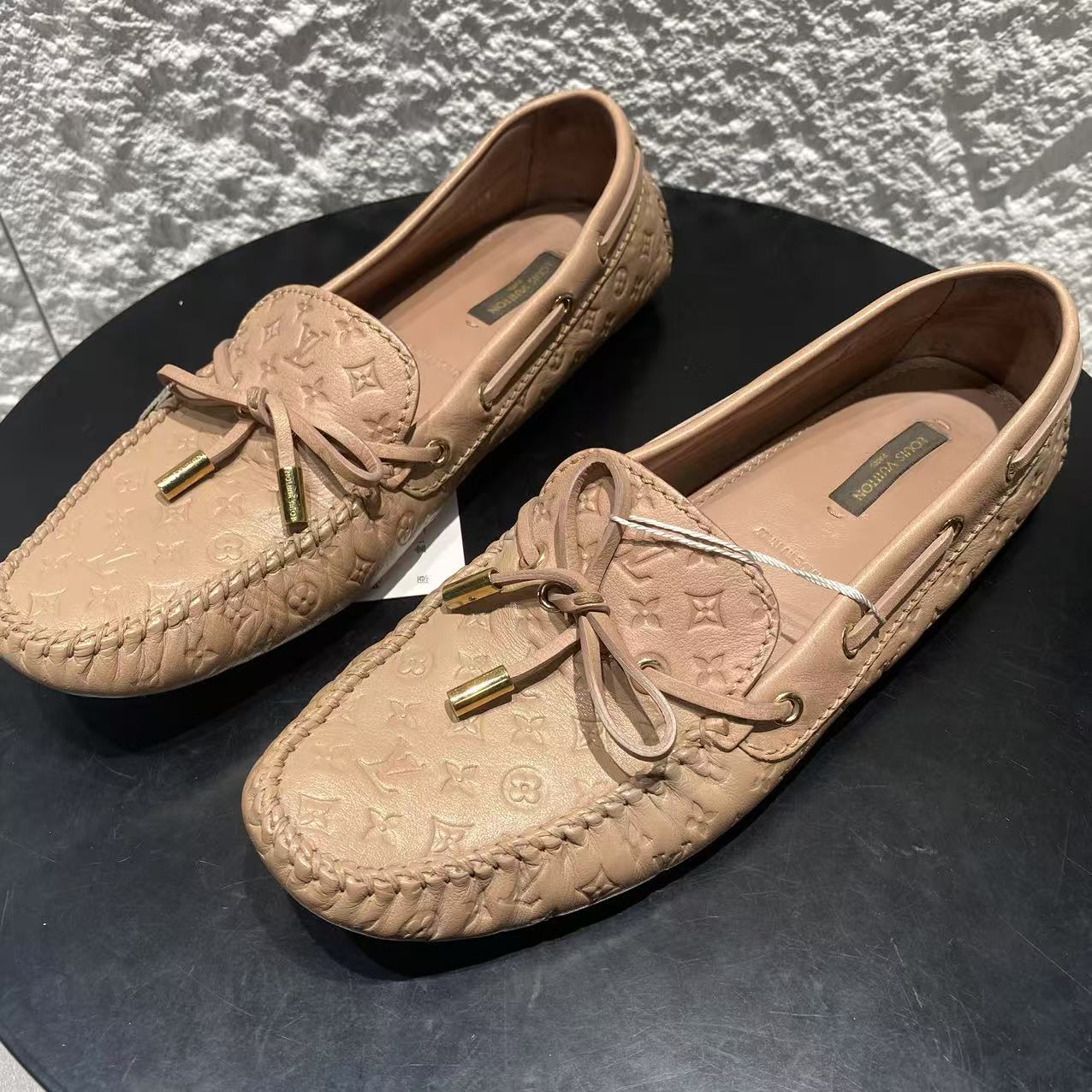 95新 LouisVuitton/路易威登 38.5码/ 裸粉色浮雕满印豆豆鞋 1201