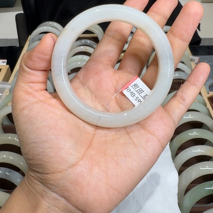 燕***记和田玉（糖玉）未镶嵌手镯