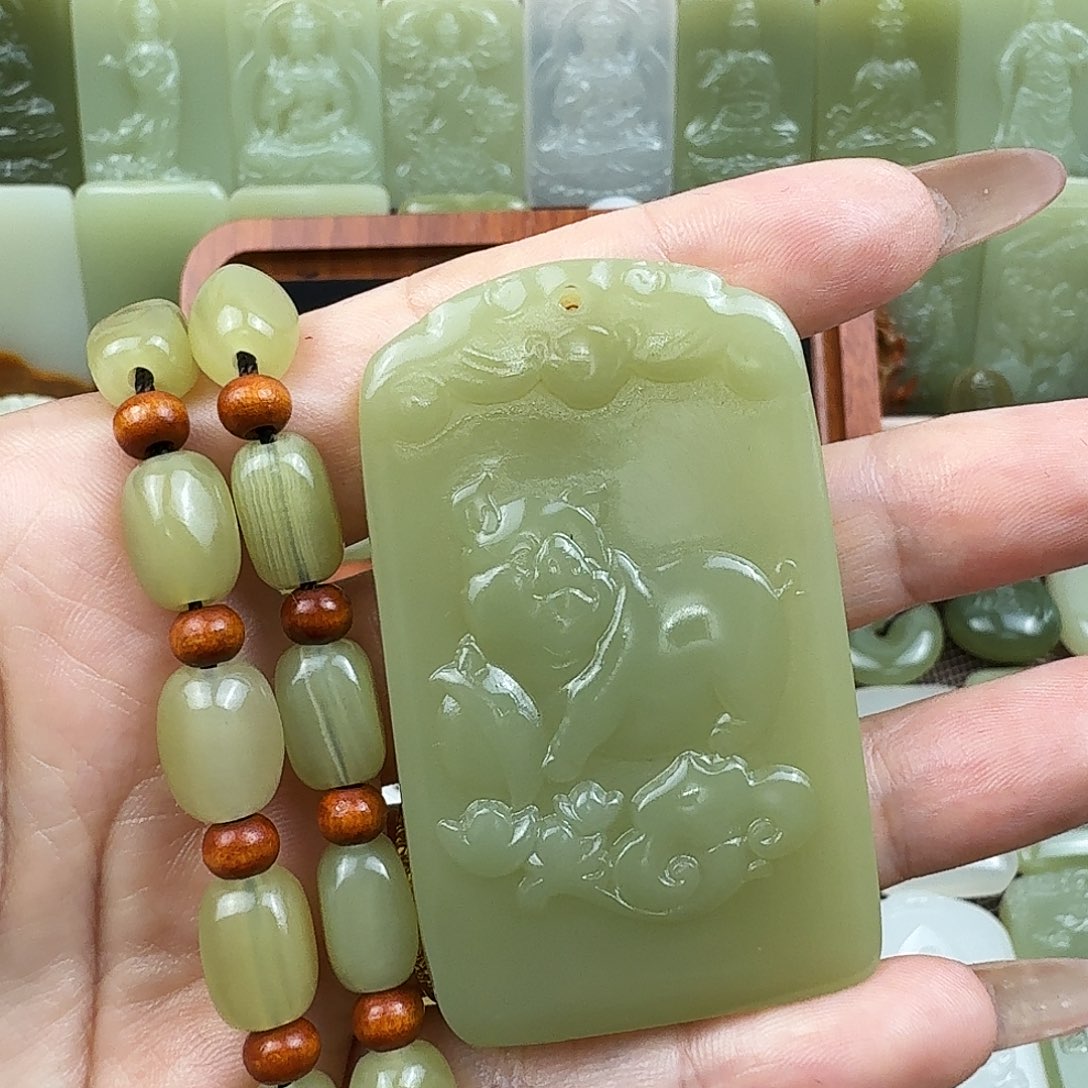 果绿色生肖猪猪吊坠