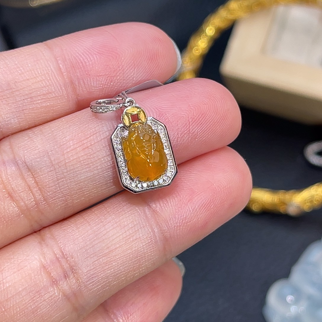 翡翠18K金镶嵌颈饰黄翡