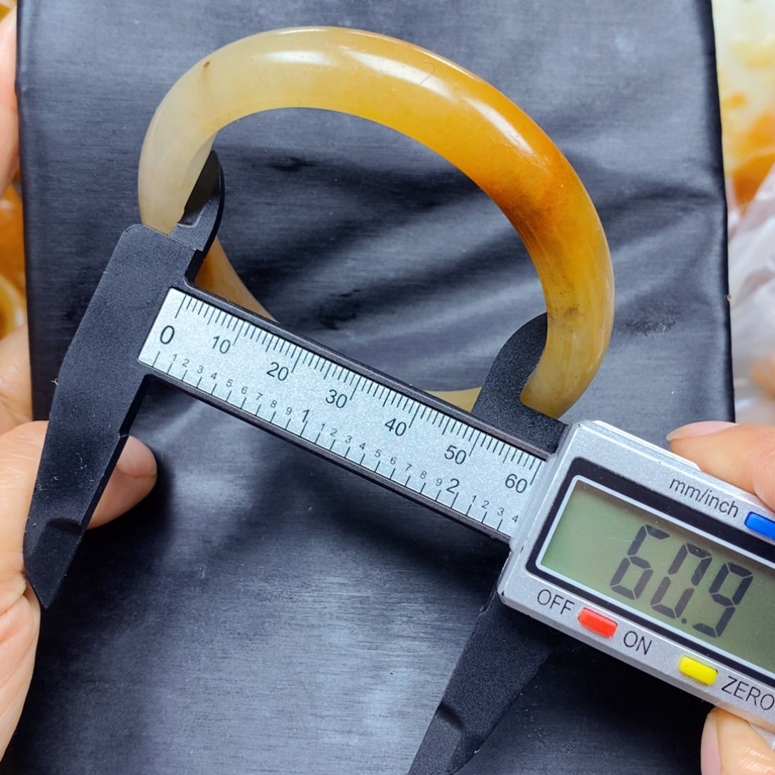 石英质玉（黄龙玉）颈饰未镶嵌