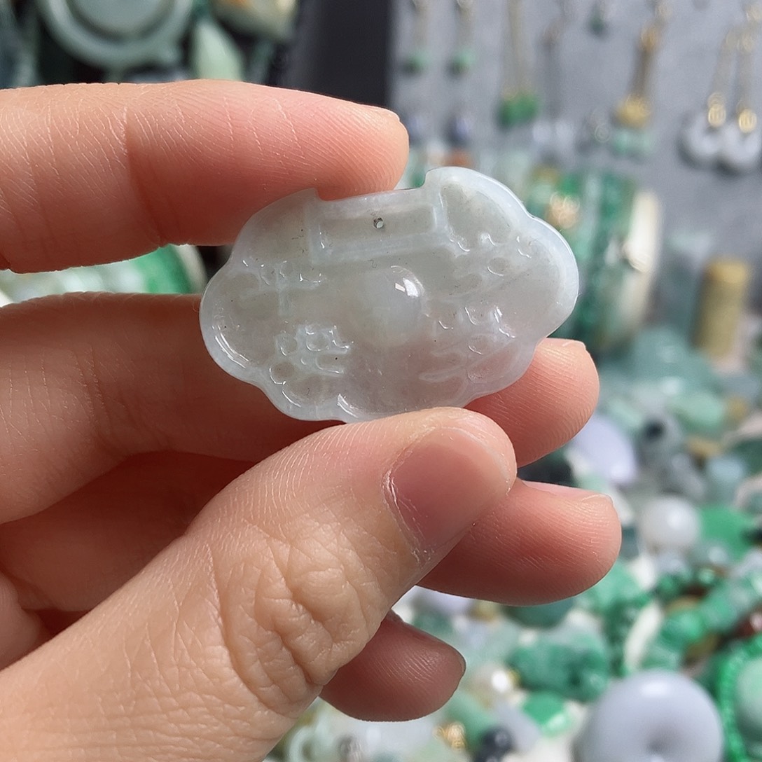 翡翠颈饰未镶嵌如意锁