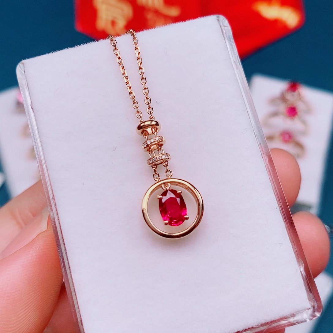 红宝石吊坠女士精美高雅款古法镶嵌圆形红宝石套链18K镶嵌玫瑰金