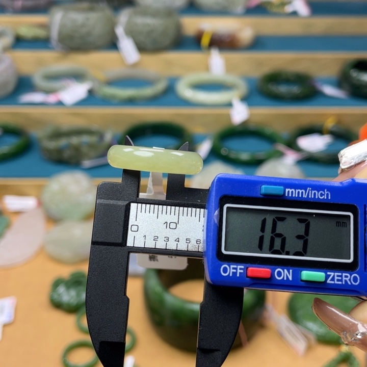 和田玉戒指62+圈口。编号51未镶嵌