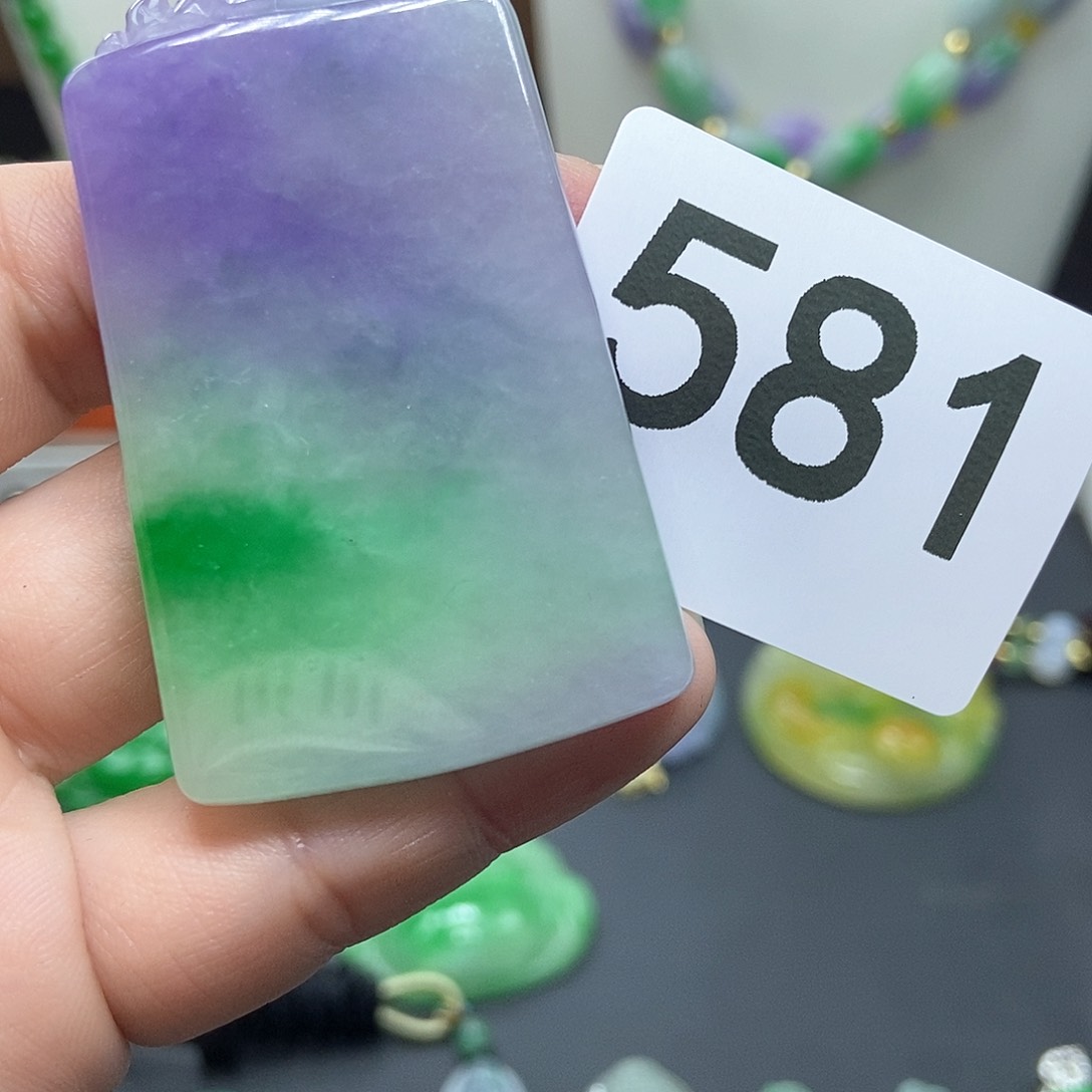 翡翠吊坠(赠链)未镶嵌