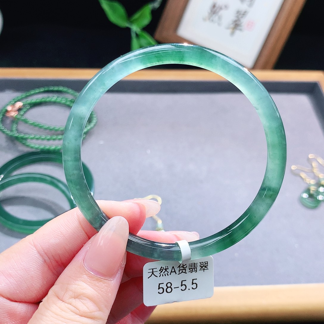 翡翠手镯（圆镯）未镶嵌