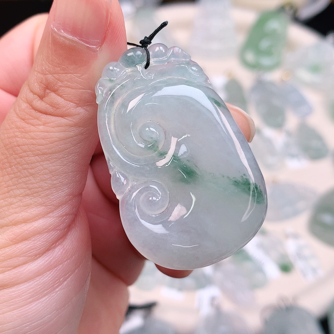 翡翠颈饰未镶嵌冰胶飘绿大如意