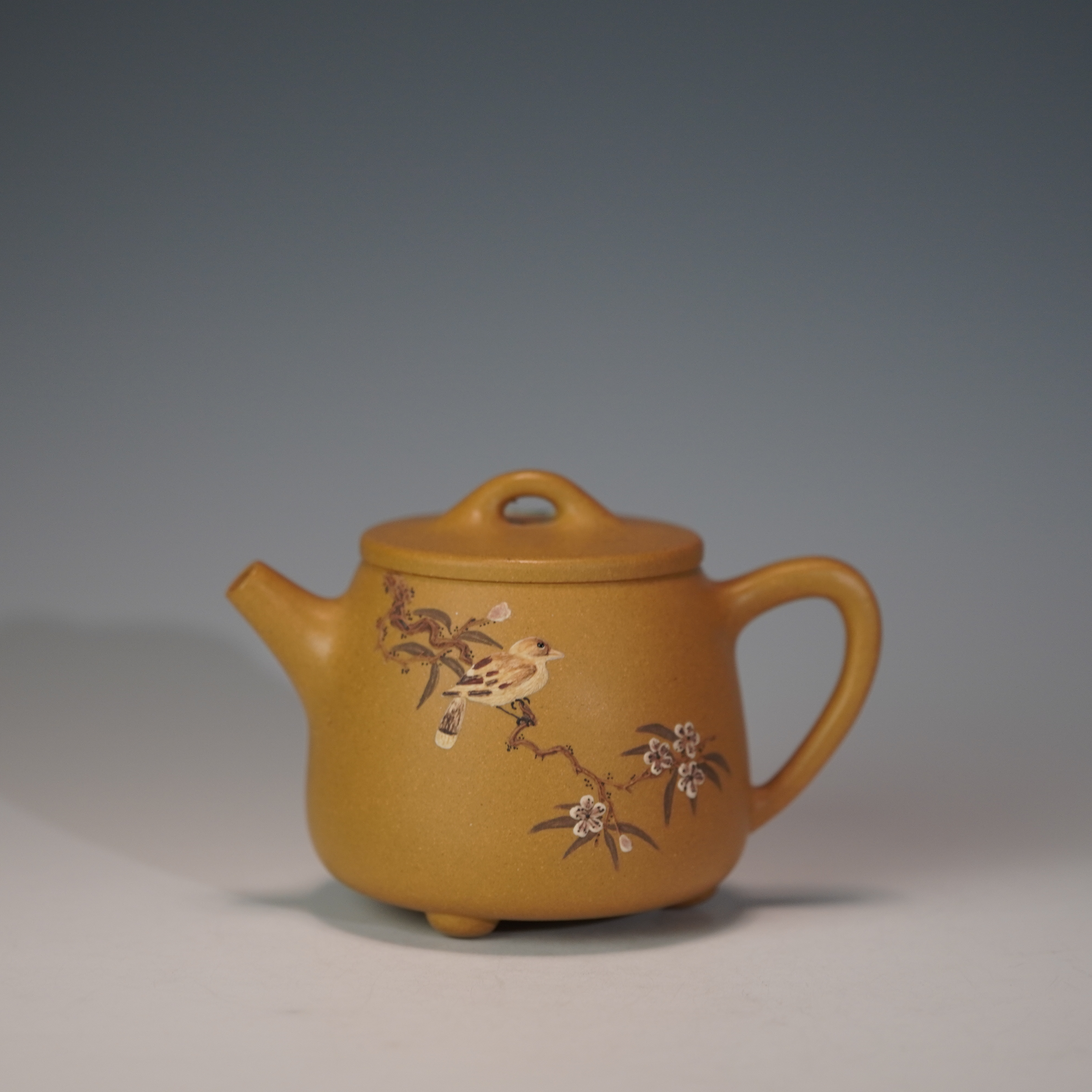 lot.21928范恩博装饰：何春平堆绘 黄金段泥高石瓢壶喜上枝头220cc