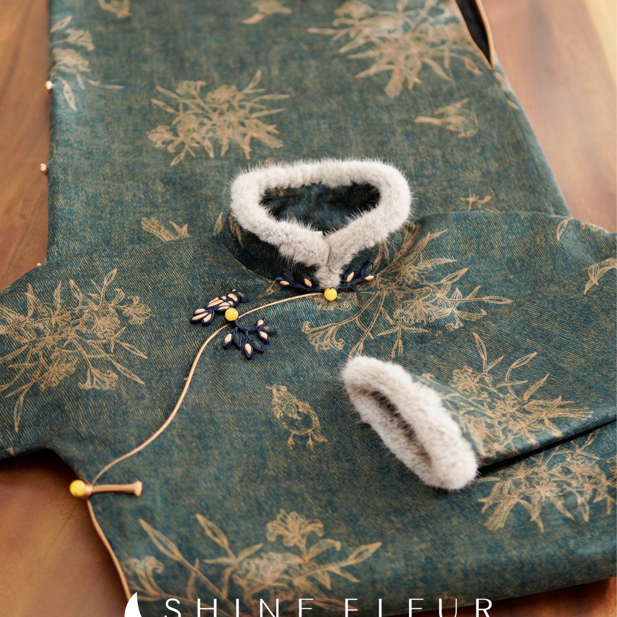 千帆旗袍  ＜闲庭＞牛仔蓝夹蚕丝棉旗袍 水貂毛条 无省修身