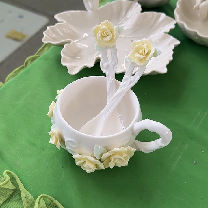 大***姐黄色玫瑰花咖啡杯加两个勺子