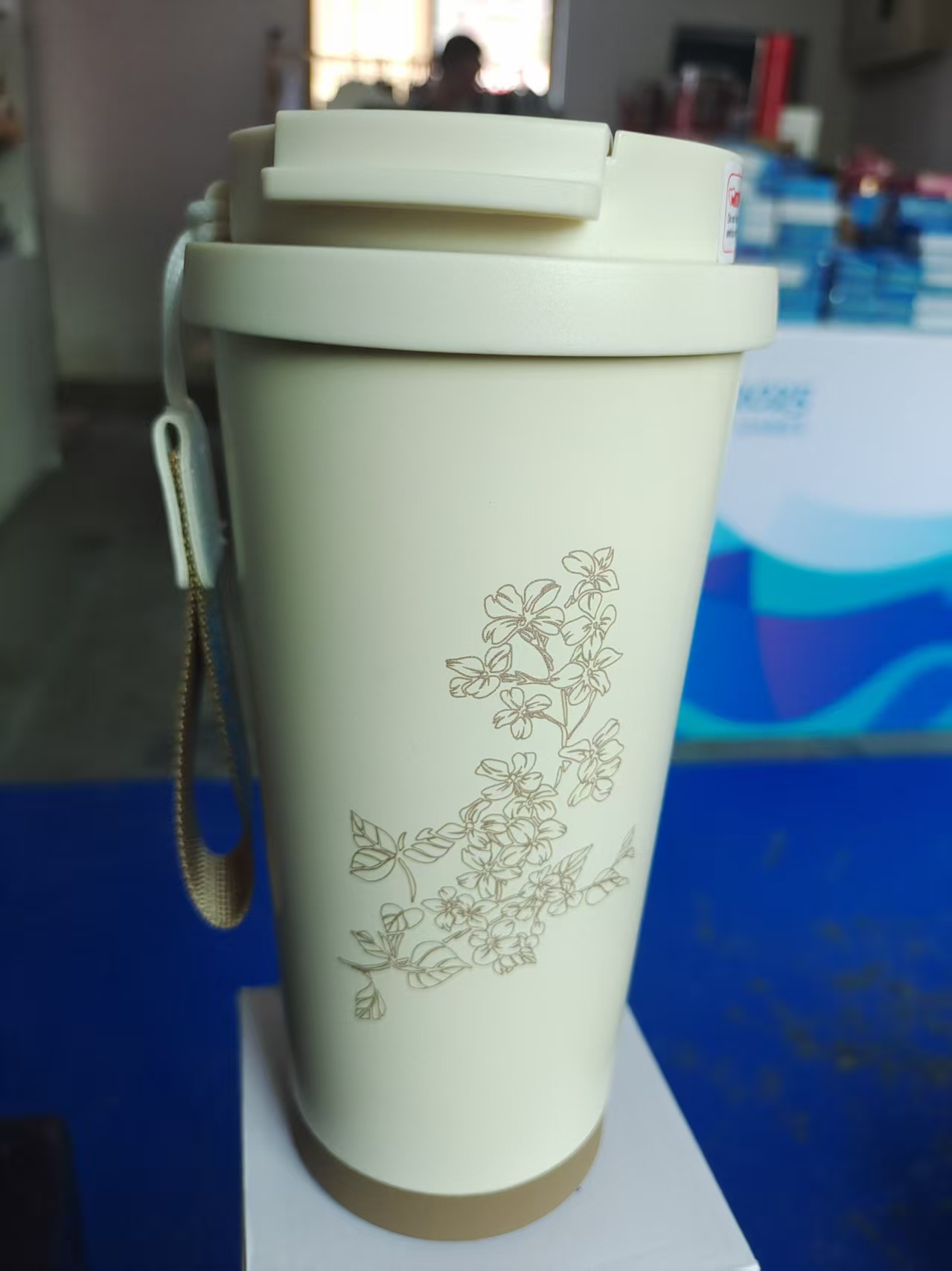0工友白色紫丁香咖啡杯盒子不太好